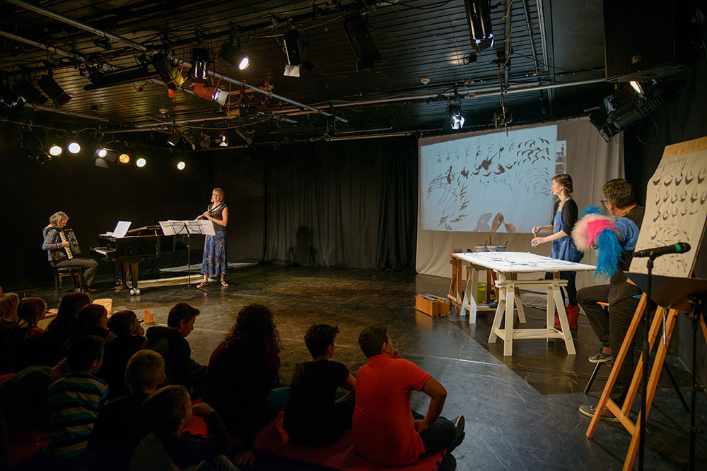 Im.Puls - Kinderkonzert Valsche Fögel hören Bilder - Live Performance Dock4 - Transfer Zeichnung Musik - Photo copyright Arne Siebling
